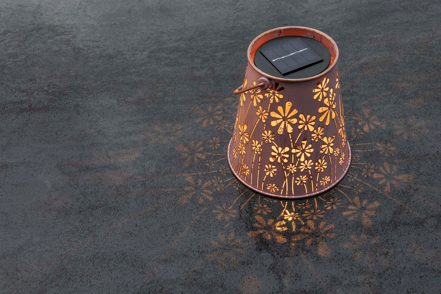 Solar Antic Laterne Blumenwiese Konisch