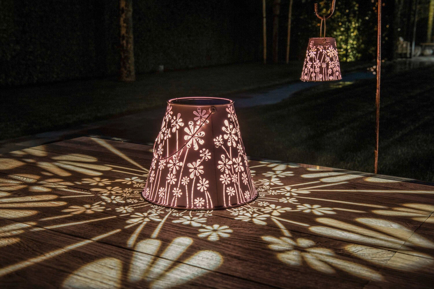 Solar Antic Laterne Blumenwiese Konisch