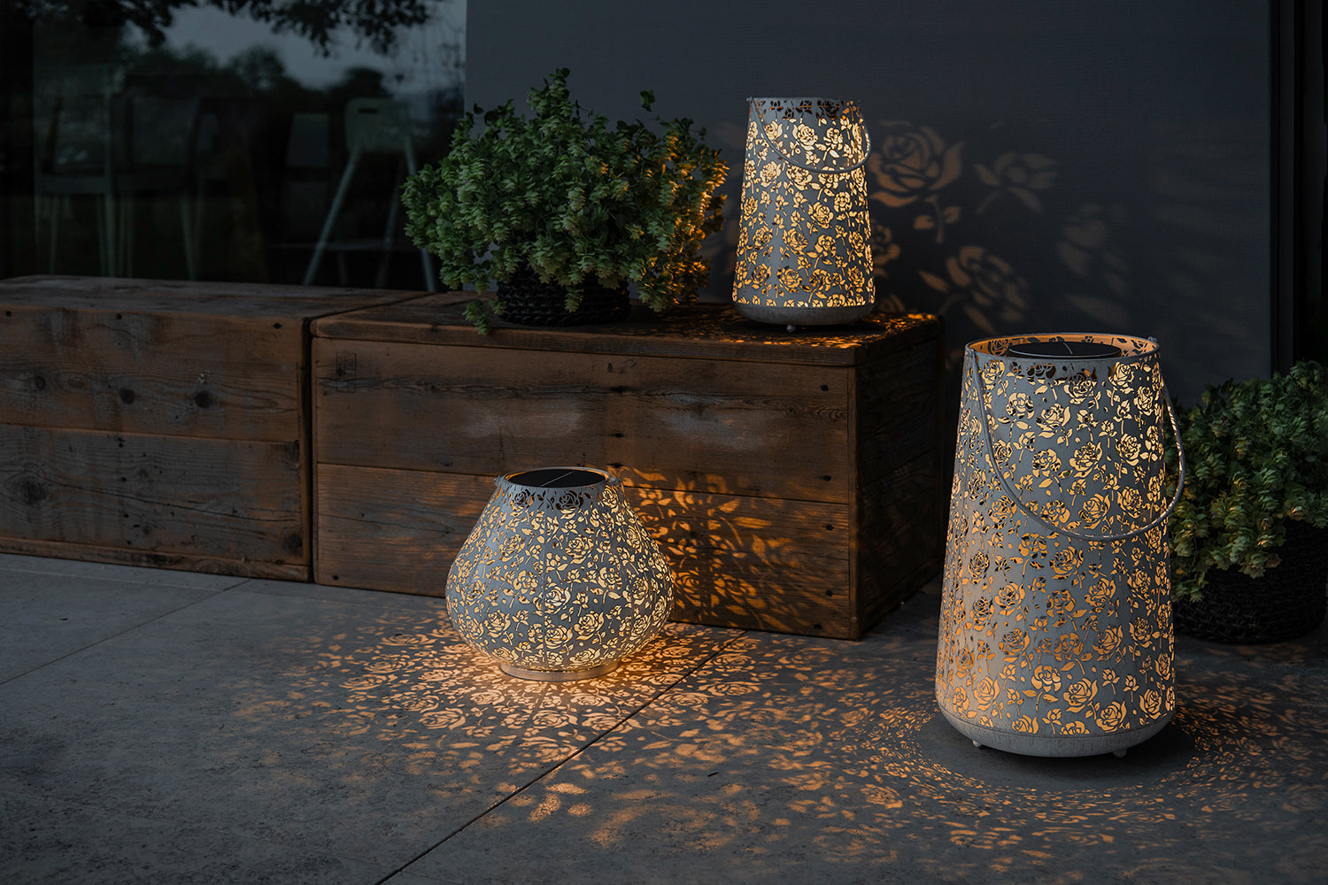 Solar Antic Latern Baccara