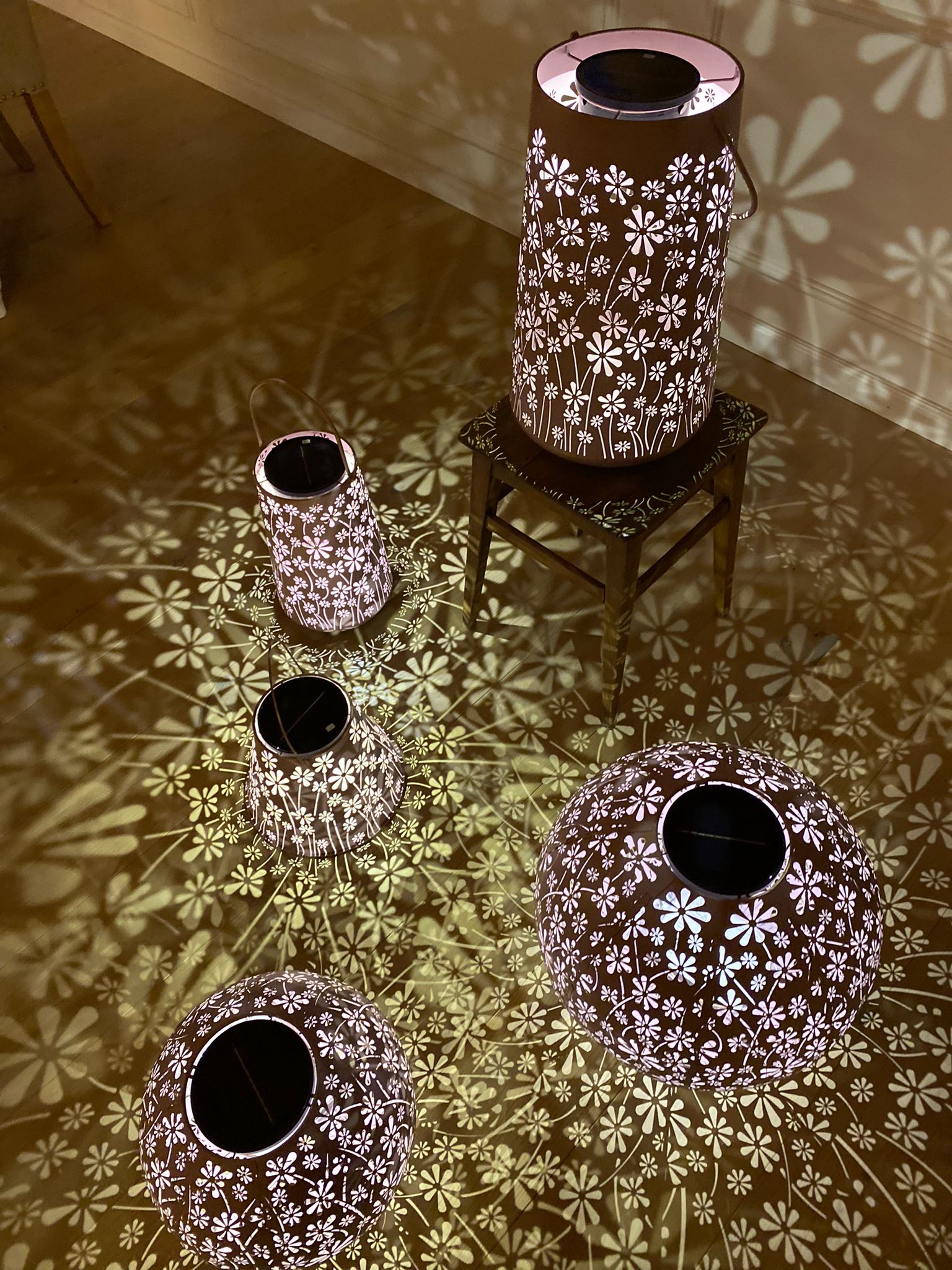 Solar Antic Laterne Blumenwiese Konisch